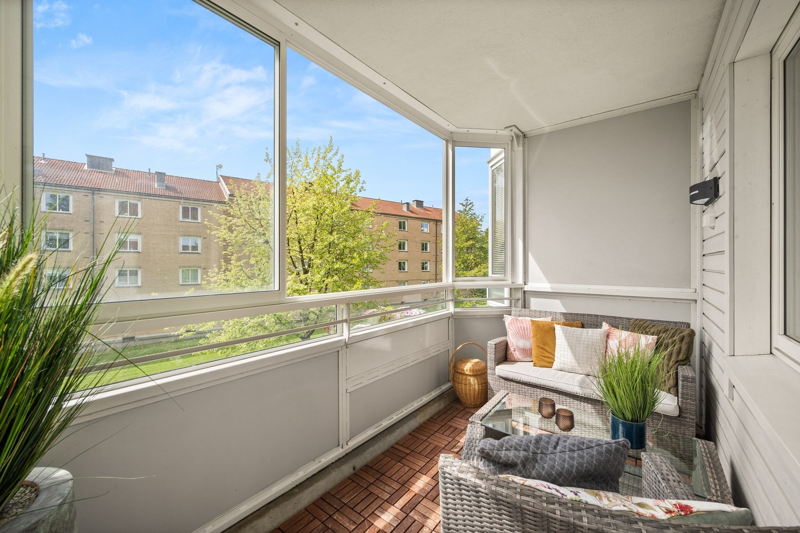 En delikat og gjennomgående 2-roms andelsleilighet med sydvestvendt, innglasset balkong og god planløsning Galleribilde