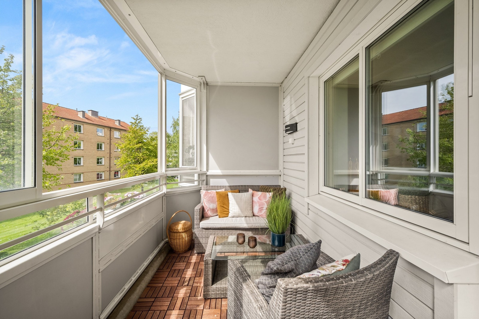 Balkongen er sydvestvendt og er på ca. 9 kvm. Her er det god plass til utemøbler og grill, og er en nydelig forlengelse av stuen Galleribilde