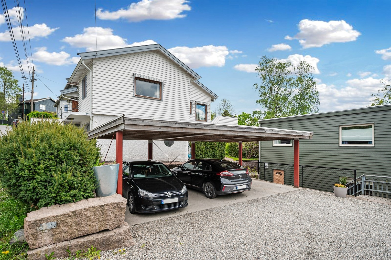 I tillegg har boligen én biloppstillingsplass i carport. Carporten deles med Kristian Auberts vei 10B Galleribilde