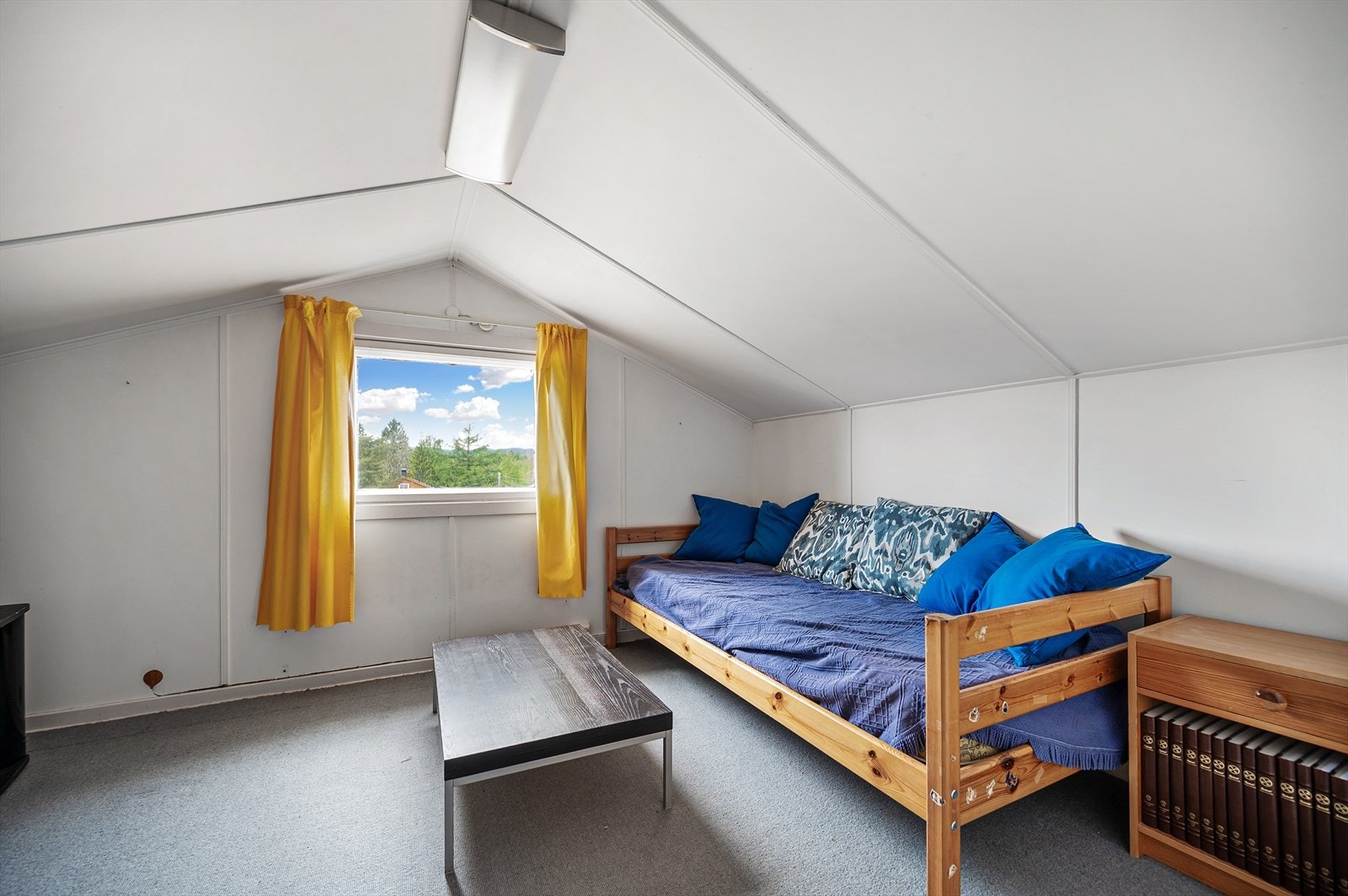Stort loft med et gulvareal på ca. 98 kvm, som gir svært gode lagringsmuligheter Galleribilde