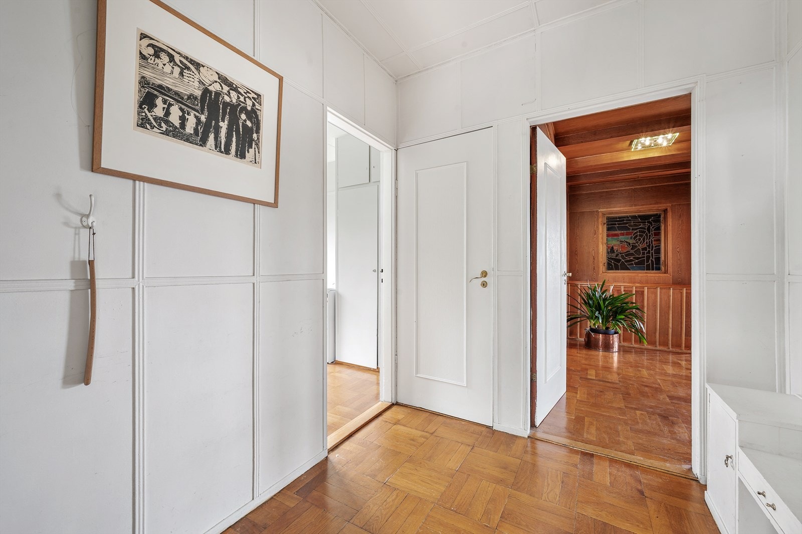 Entré med heltregulv og klassiske veggplater. Møbleringsmuligheter for et lite oppbevaringsmøblement Galleribilde
