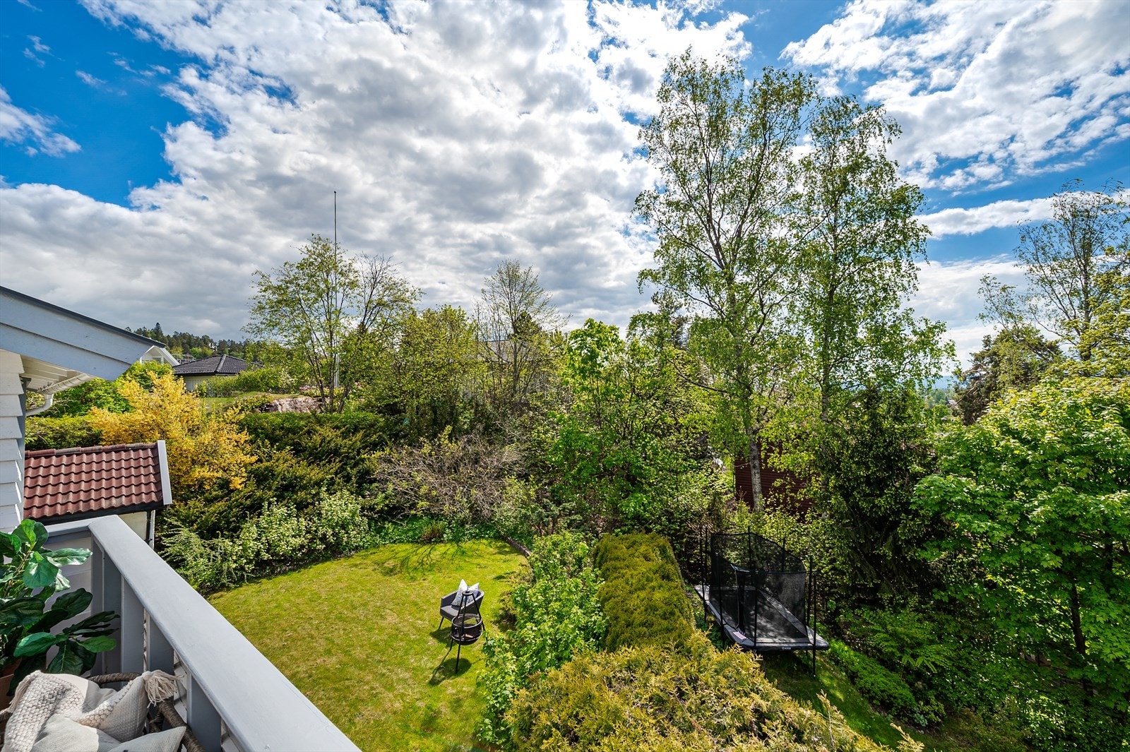 Fra balkongen har man utsyn over hagen Galleribilde