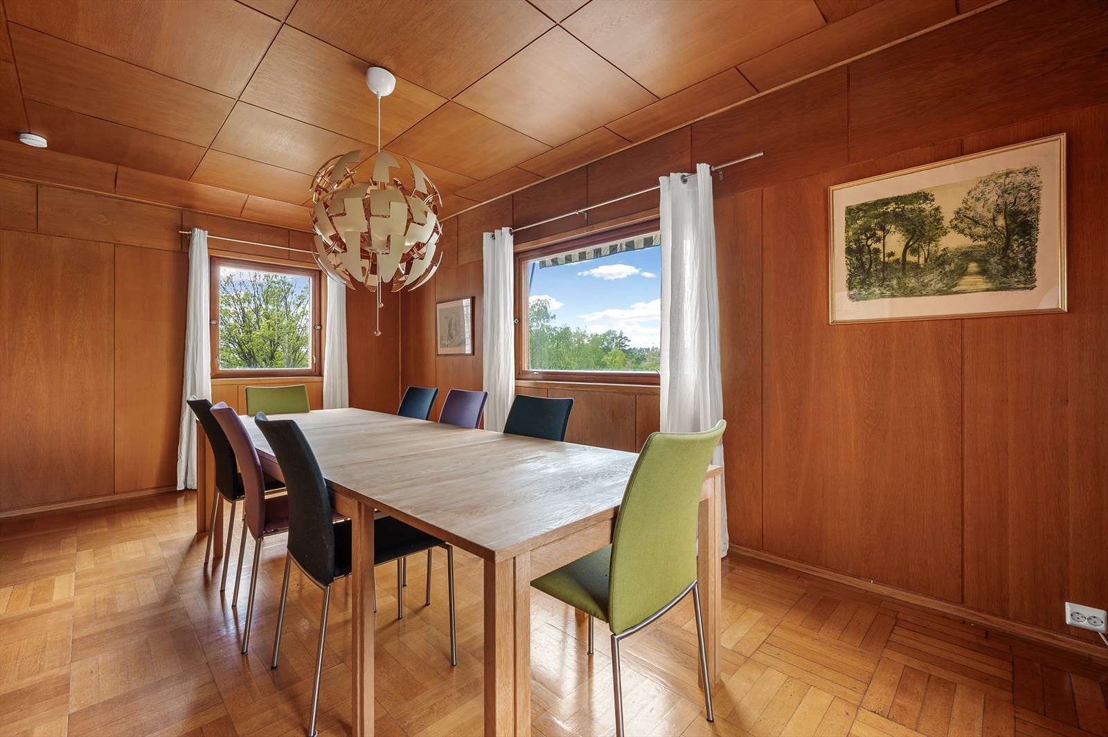 Rommet har god plass til langbord og danner en stemningsfull ramme rundt både hverdagsmåltider og sosiale sammenkomster Galleribilde