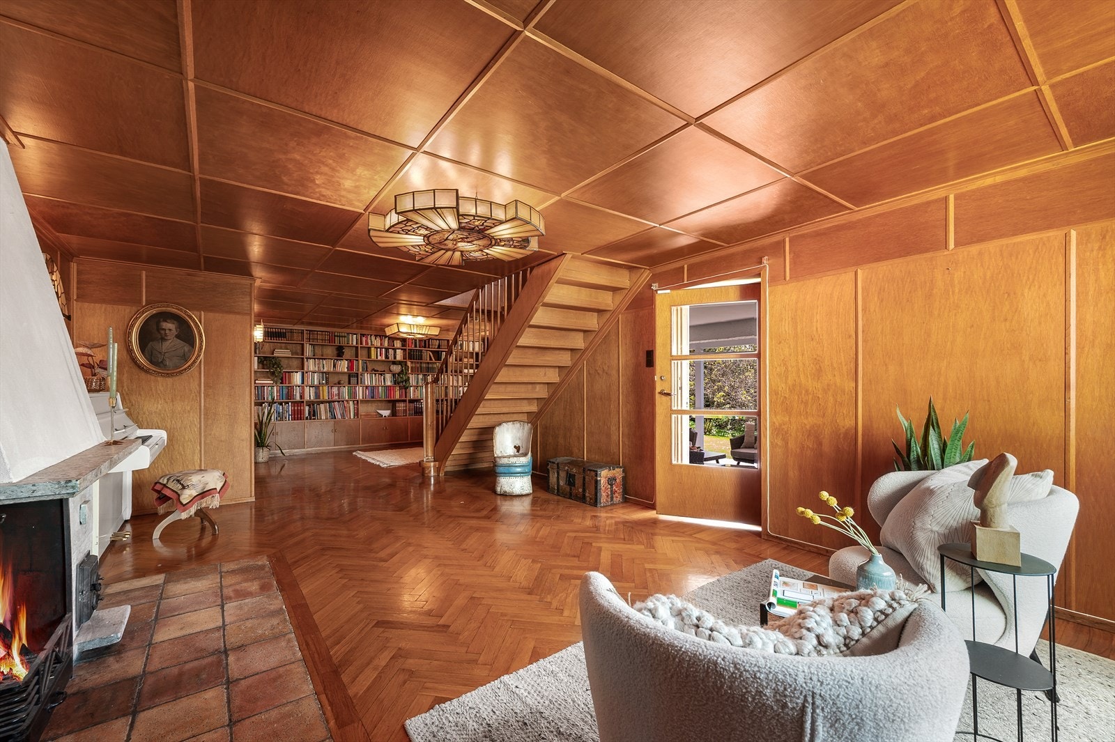 Den originale tretrappen binder etasjene sammen og fungerer som et fint blikkfang i rommet Galleribilde