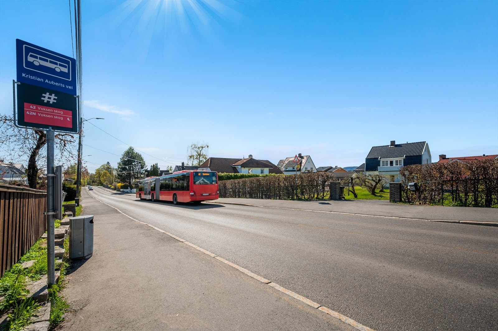 Nærmeste bussholdeplass ligger kun 200 meter fra eiendommen. Bussen tar deg til Lysaker og Tjuvholmen, eller innover mot Bogstad og Sørkedalen Galleribilde