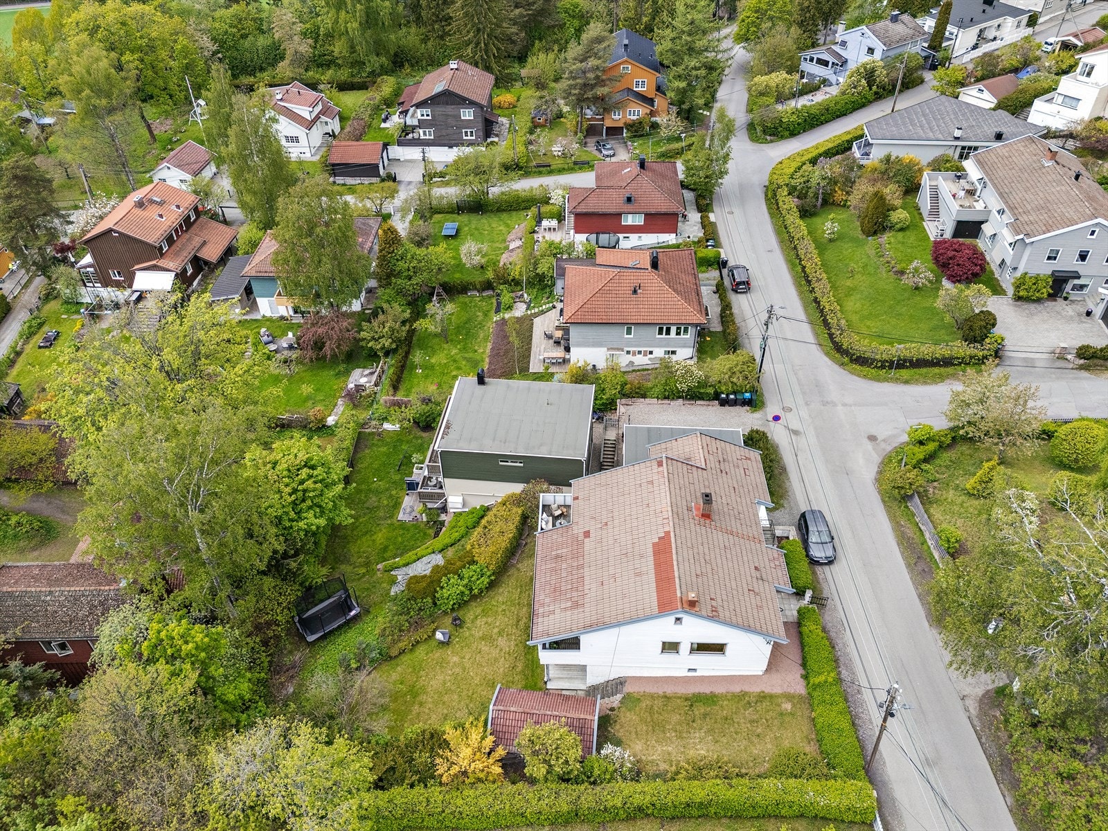 Meget sentralt, samtidig rolig og tilbaketrukket nær gode skoler, barnehager og fritidstilbud Galleribilde