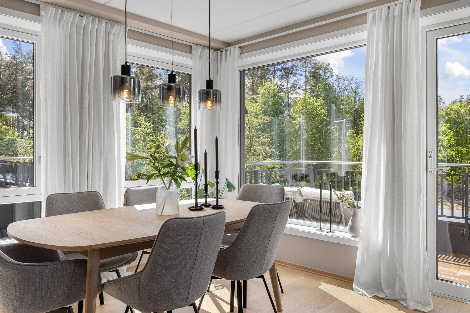 Avsatt plass til spisebord i tilknytning til stuen - utgang til balkong Galleribilde