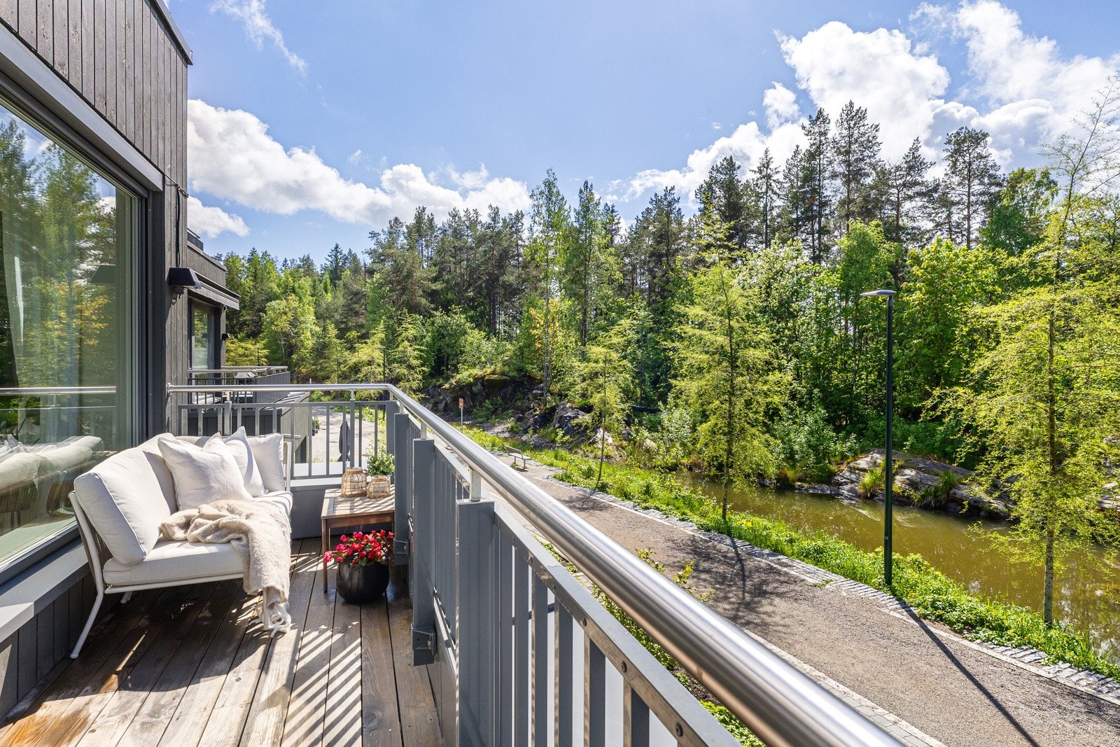 Terrassen er belagt med terrassebord og det er utebelysning - flott utsyn Galleribilde