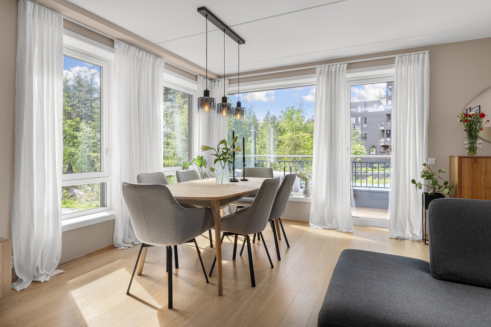 Store vindusflater fra 2 sider gir rikelig med lys i boligen Galleribilde