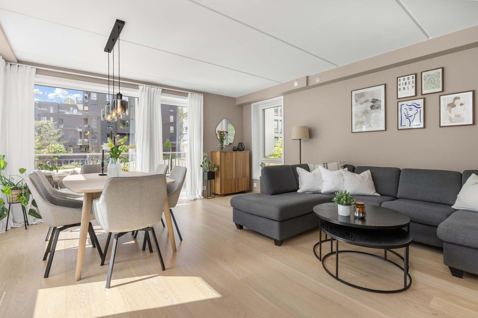 Det er vannbåren gulvvarme og tidsriktige veggfarger Galleribilde