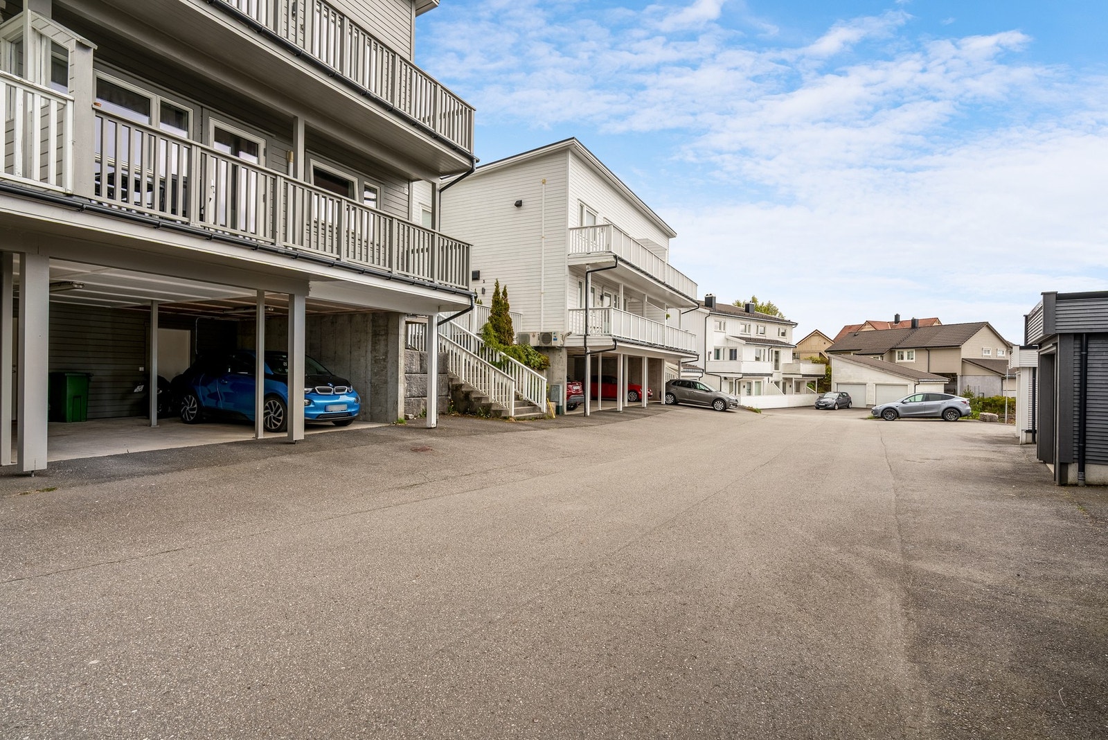 Carport med el-billader. Galleribilde