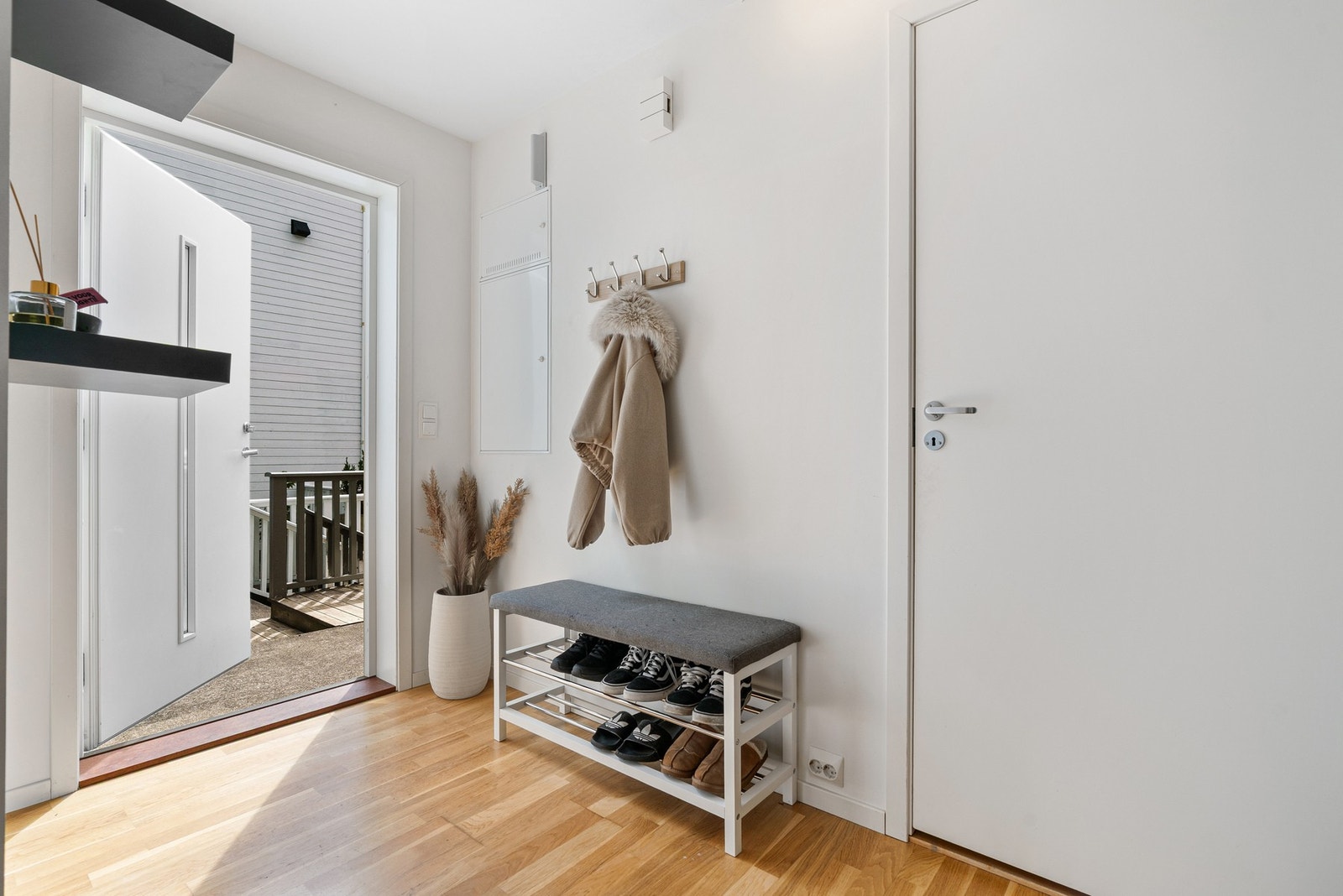 Entré med innbydende og praktisk løsning Galleribilde