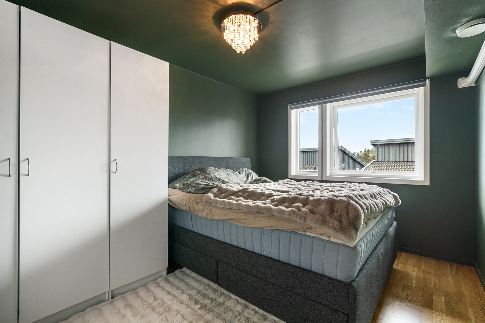 Soverom med garderobe og rolig uttrykk Galleribilde