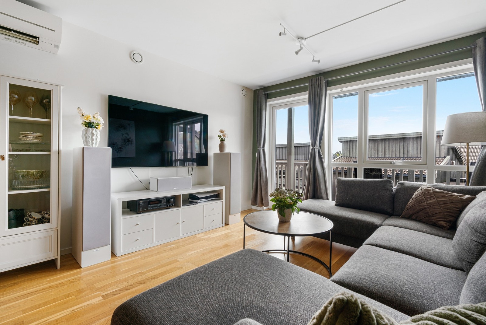 Stue med store vindusflater og godt lysinnslipp Galleribilde