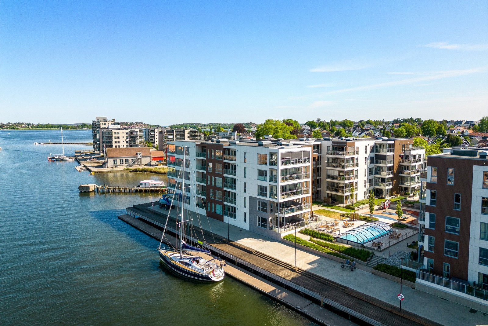 Ørsnes Park sett fra sjøsiden - moderne arkitektur med førsteklasses beliggenhet Galleribilde