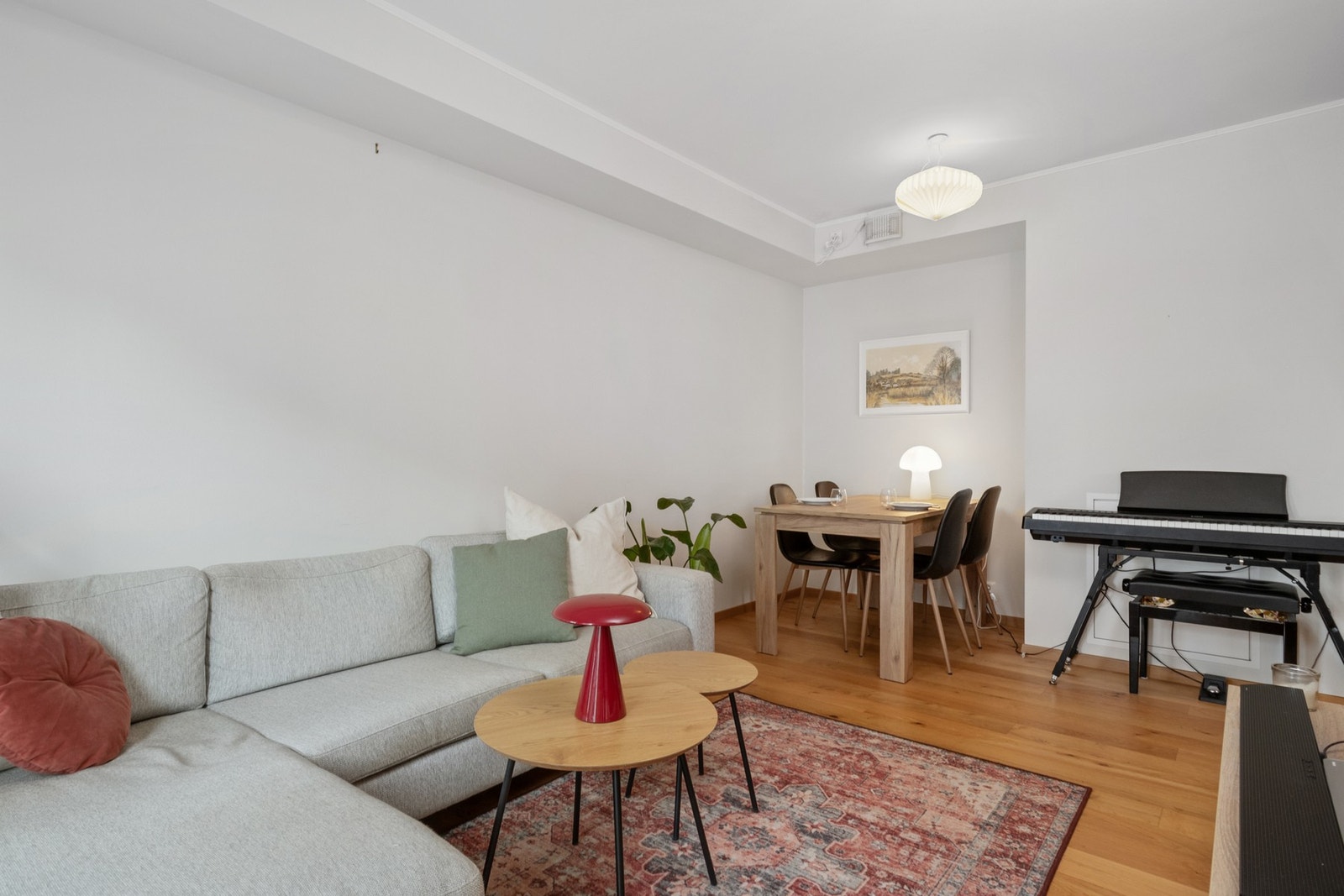 God plass til både sofakrok og spiseplass i én åpen løsning Galleribilde