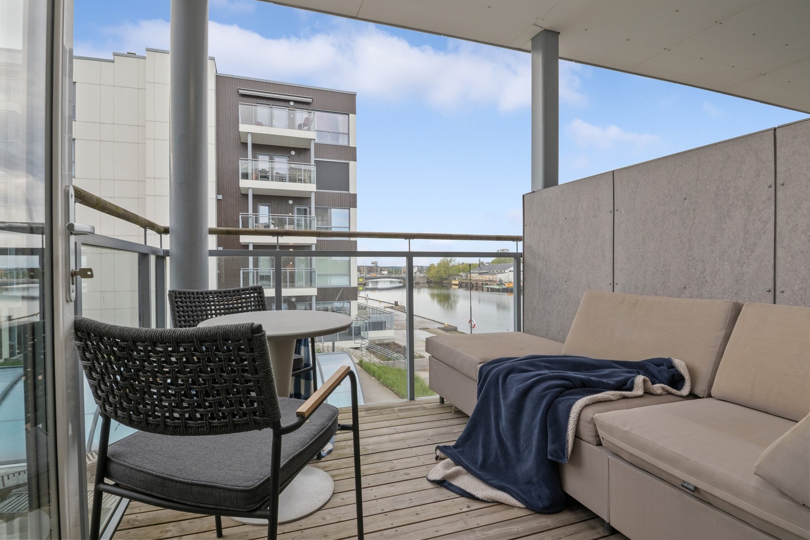 Balkongen har utsikt over fellesområdet og sameiets basseng Galleribilde
