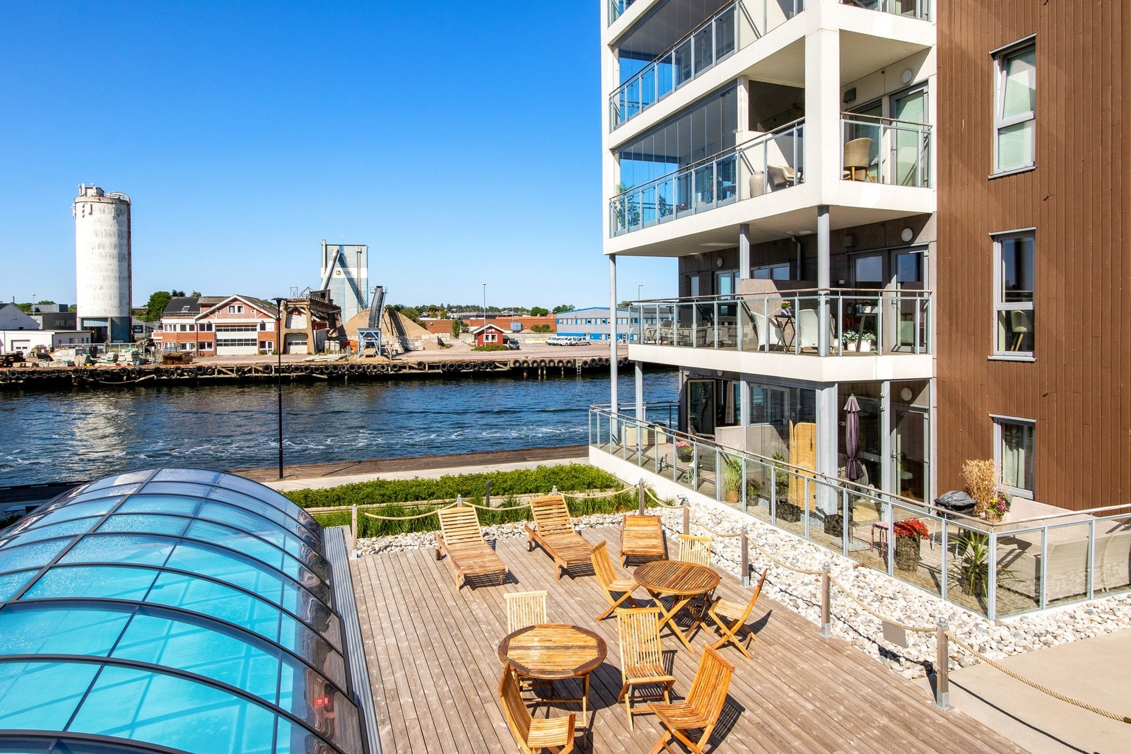 Solterrasse med liggestoler rett ved bassenget - sommerferien er sikret i Ørsnes Park Galleribilde
