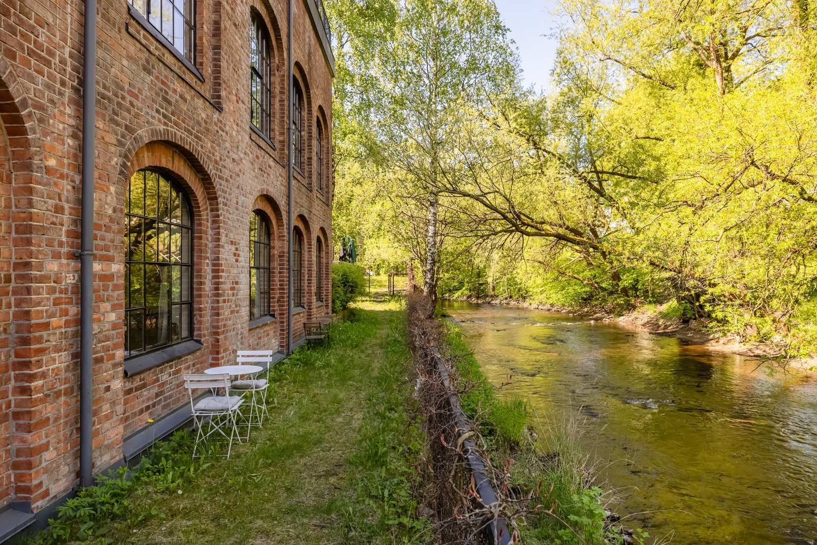 De gamle fabrikklokalene gir sammen med elven en unik og skjønn atmosfære. Galleribilde