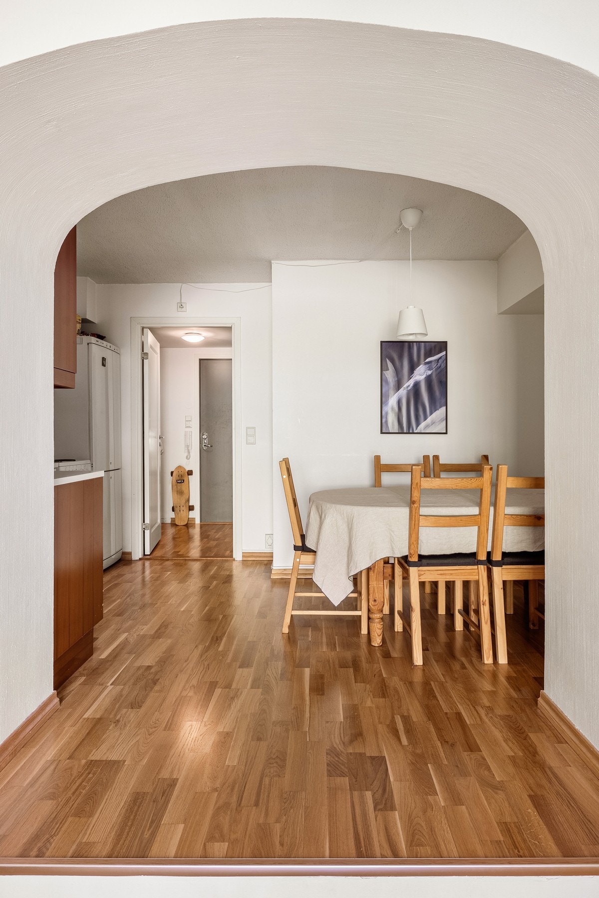 Kjøkkenet ligger i en fin delvis åpen løsning med stuen, naturlig adskilt, men likevel åpent og sosialt. Galleribilde