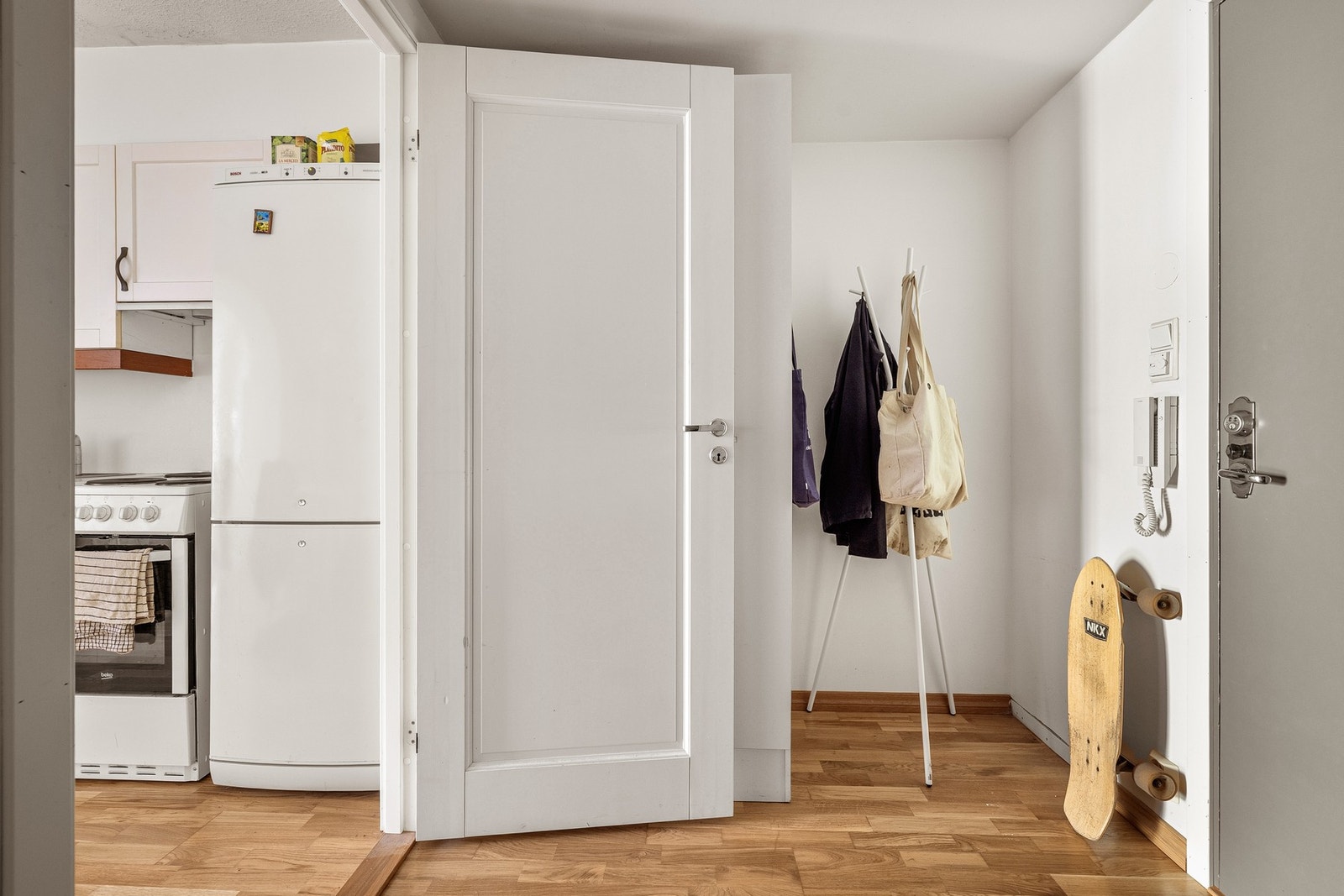 Du ønskes velkommen inn i en lys og praktisk entré. Galleribilde