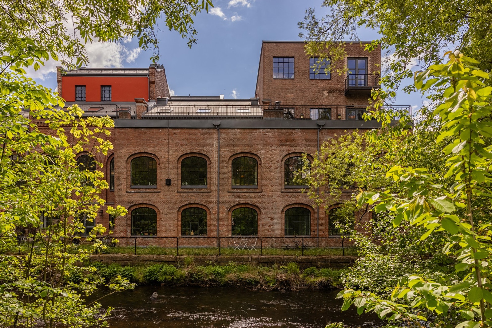 Lilleborg med de gamle industribyggene, torget med kaféer og serveringssteder rundt et koselig vannspeil og elven som sildrer forbi er en vakker, skjermet oase. Galleribilde