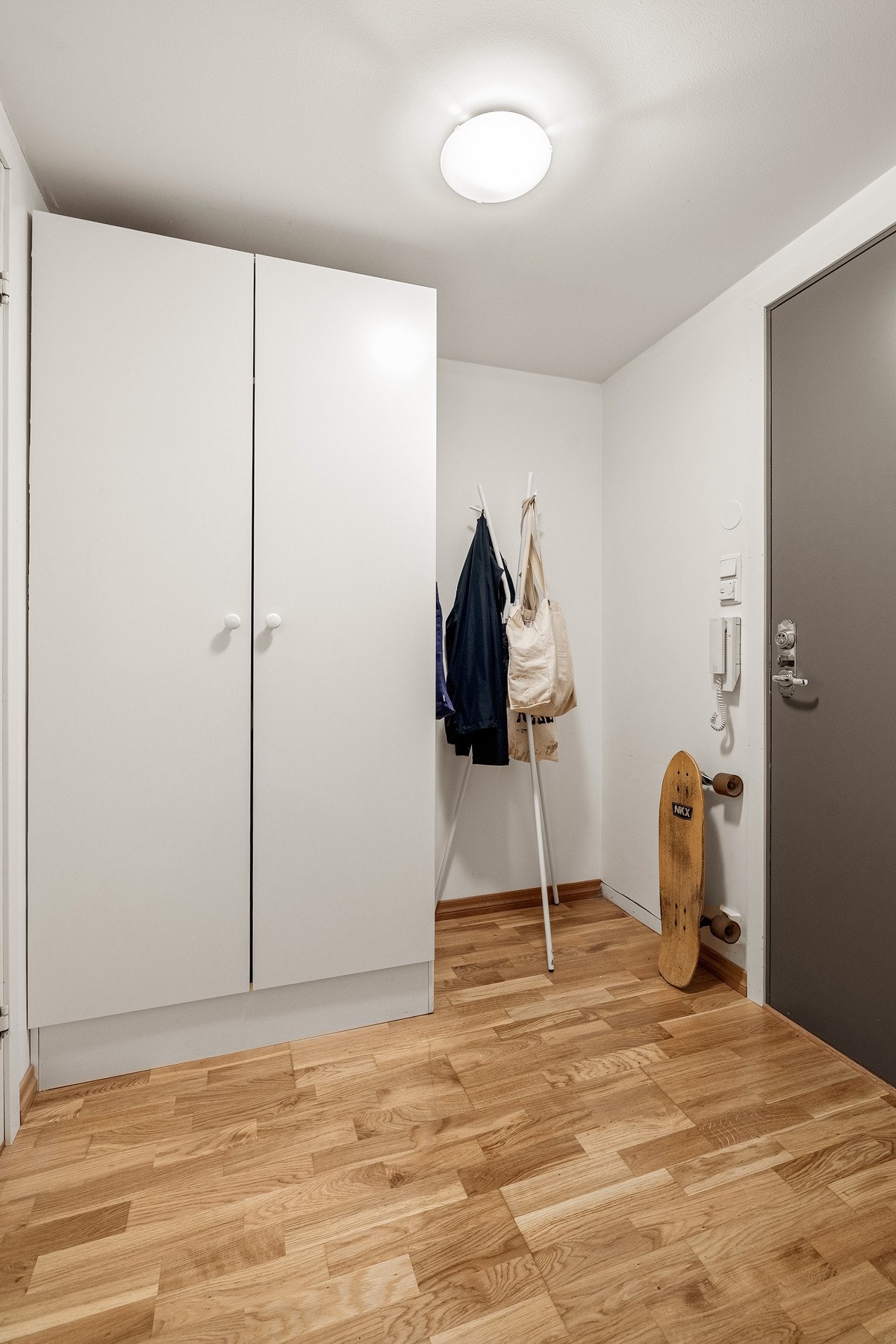 I entréen har du oppbevaringsplass i medfølgende garderobeskap, samt ytterligere plass til oppheng, skoskap eller kommode. Galleribilde