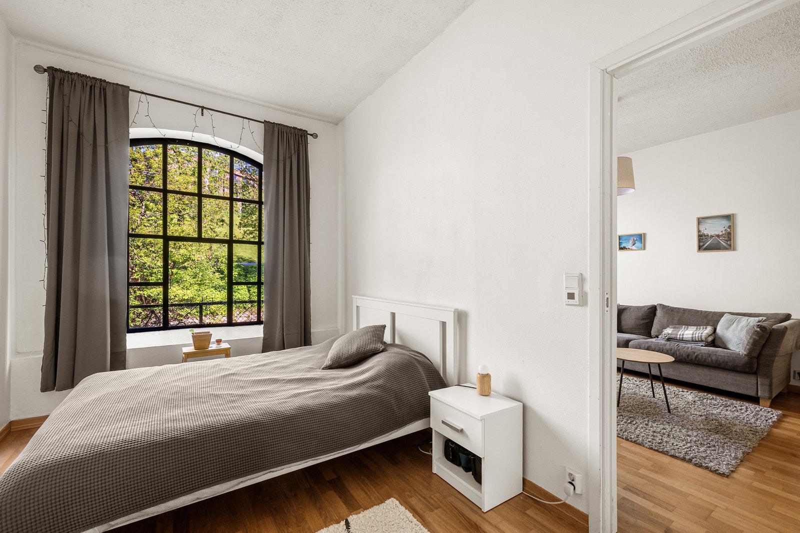 Den store vindusflaten slipper inn rikelig med naturlig lys og det er god takhøyde på ca. 2,9 meter. Soverommet har parkett på gulv med gulvvarme. Galleribilde