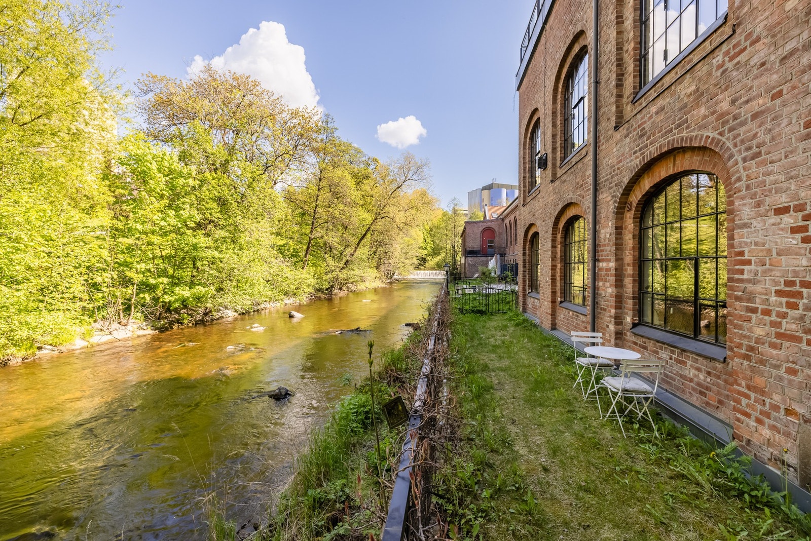 Skjermet og idyllisk beliggende rett ved Akerselva på Lilleborg! Galleribilde