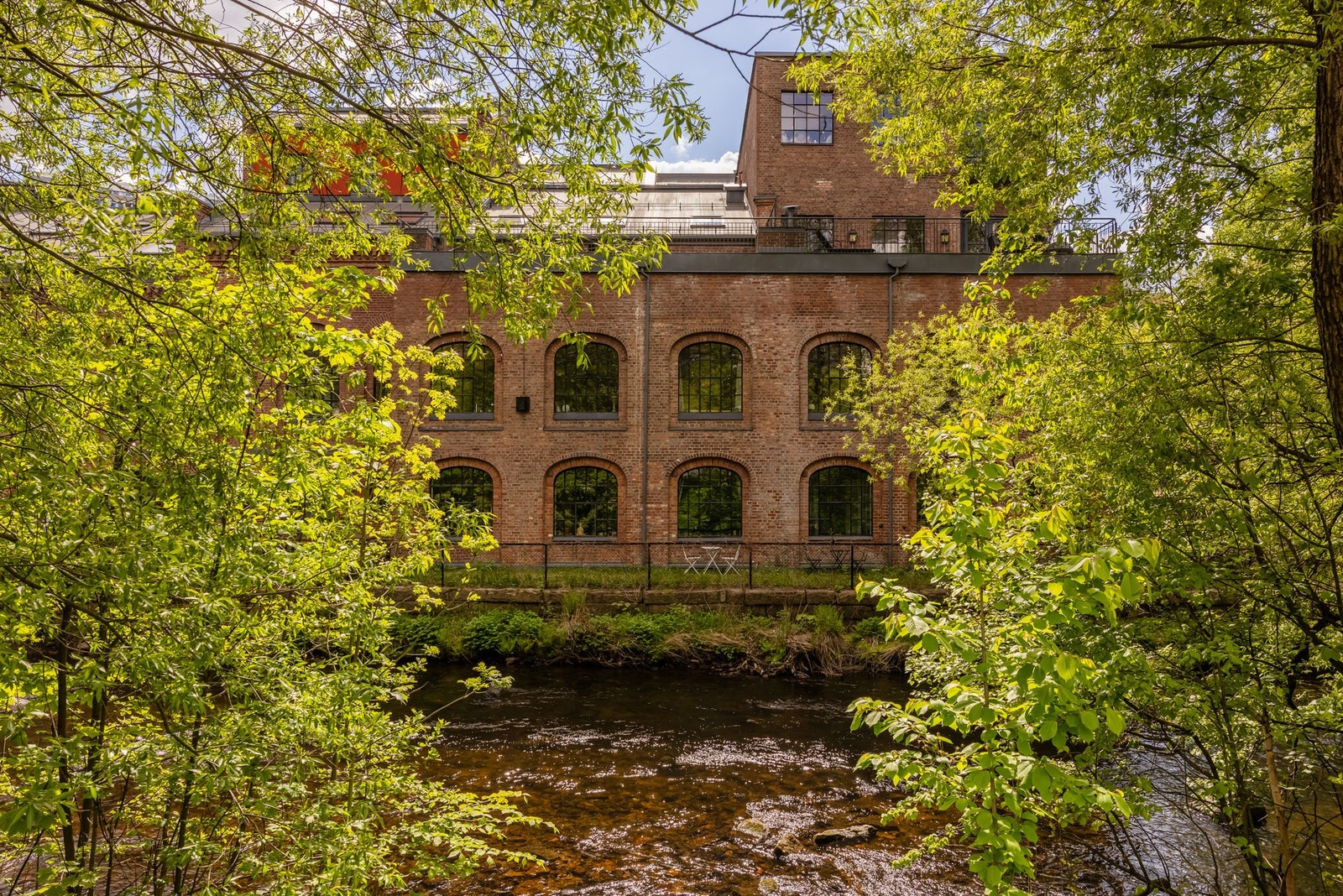 Dette er en sjelden mulighet i første rekke mot Akerselva i et historisk fabrikkbygg. Galleribilde