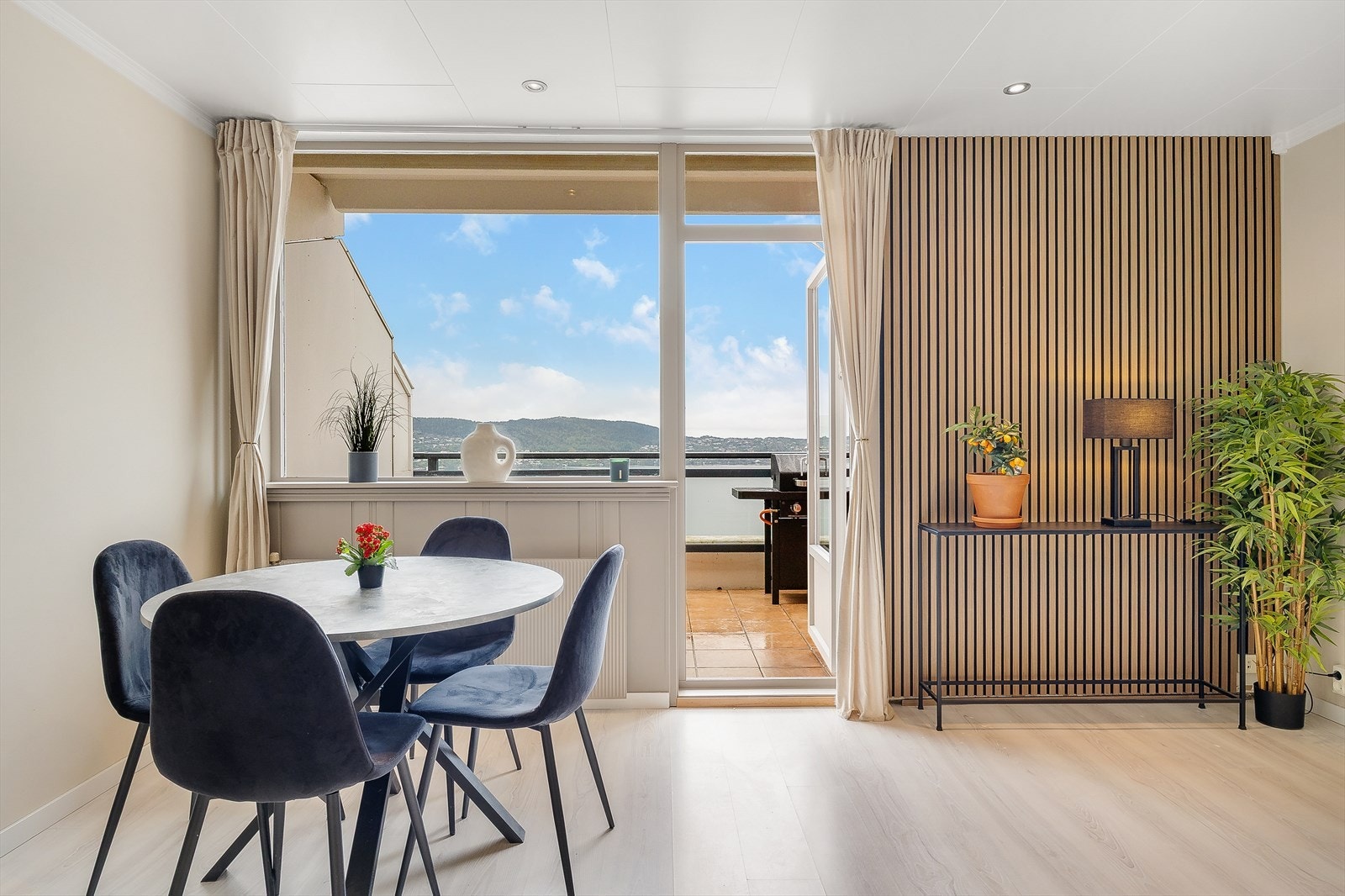 Stuen har rikelig med naturlig lysinslipp. Stuen har også fastmontert radiator som sørger for god oppvarming. Galleribilde