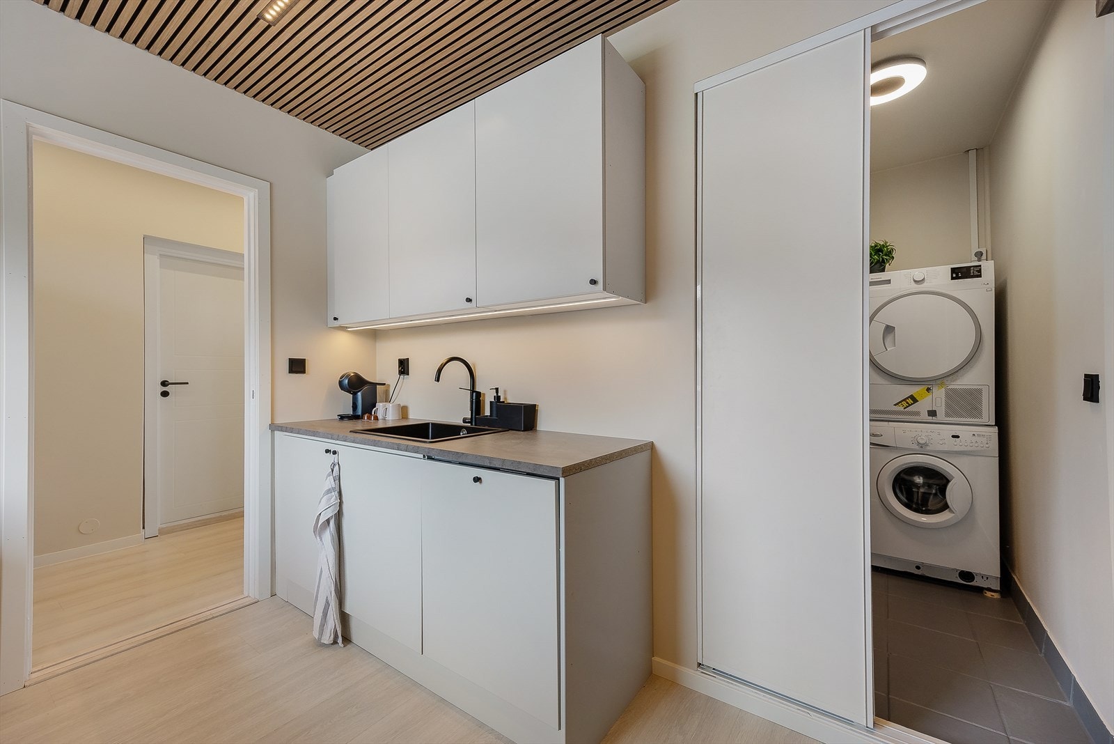 Ved siden av kjøkkenet har du en praktisk bod med plass til vaskemaskin og tørketrommel. Rør i rør skap. Galleribilde