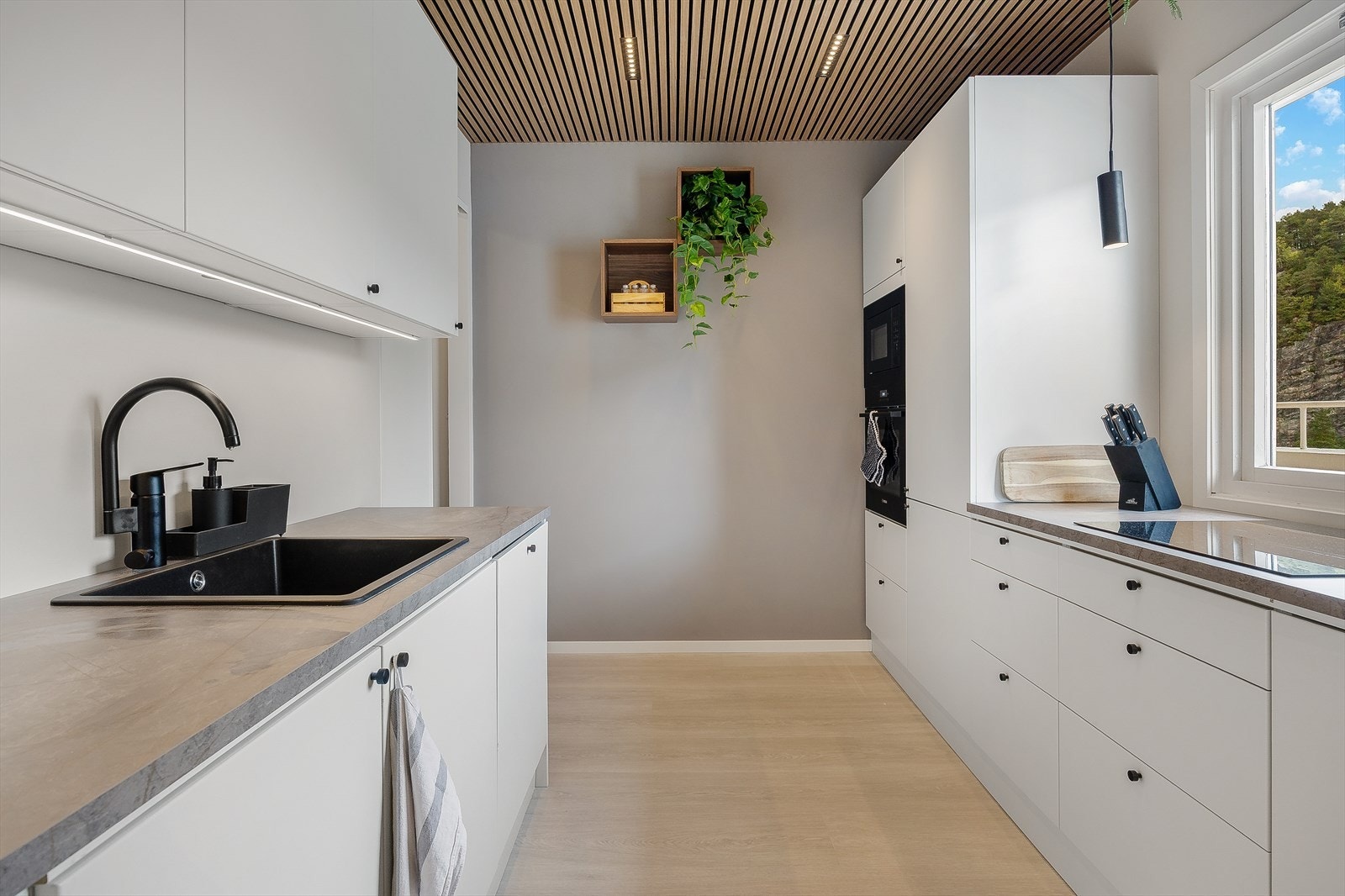 Kjøkkenet i leiligheten er på gode 7,8m² og har god skap- og benkplass Galleribilde
