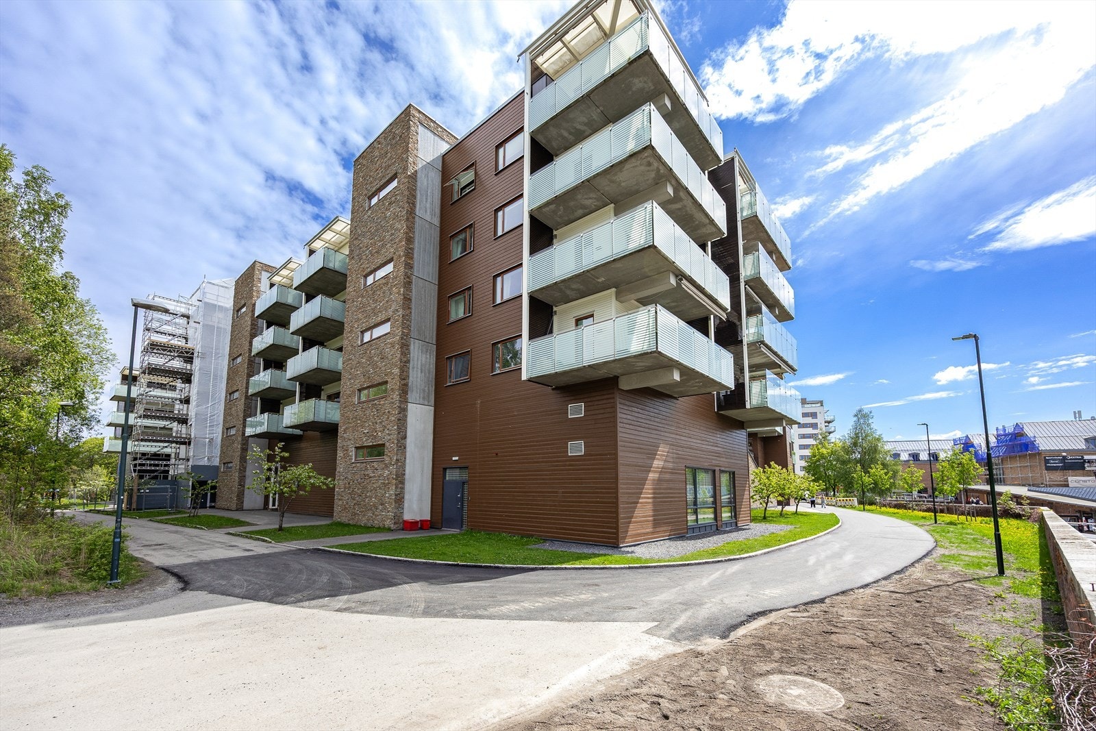 Bygget har heis til alle plan, inkludert garasjeanlegg og bodareal. Galleribilde