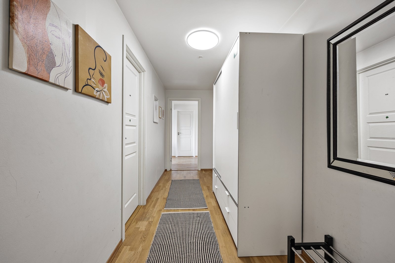 Gangen binder leiligheten sammen og har gjennomgående parkett, som i resten av boligens tørre rom. Galleribilde