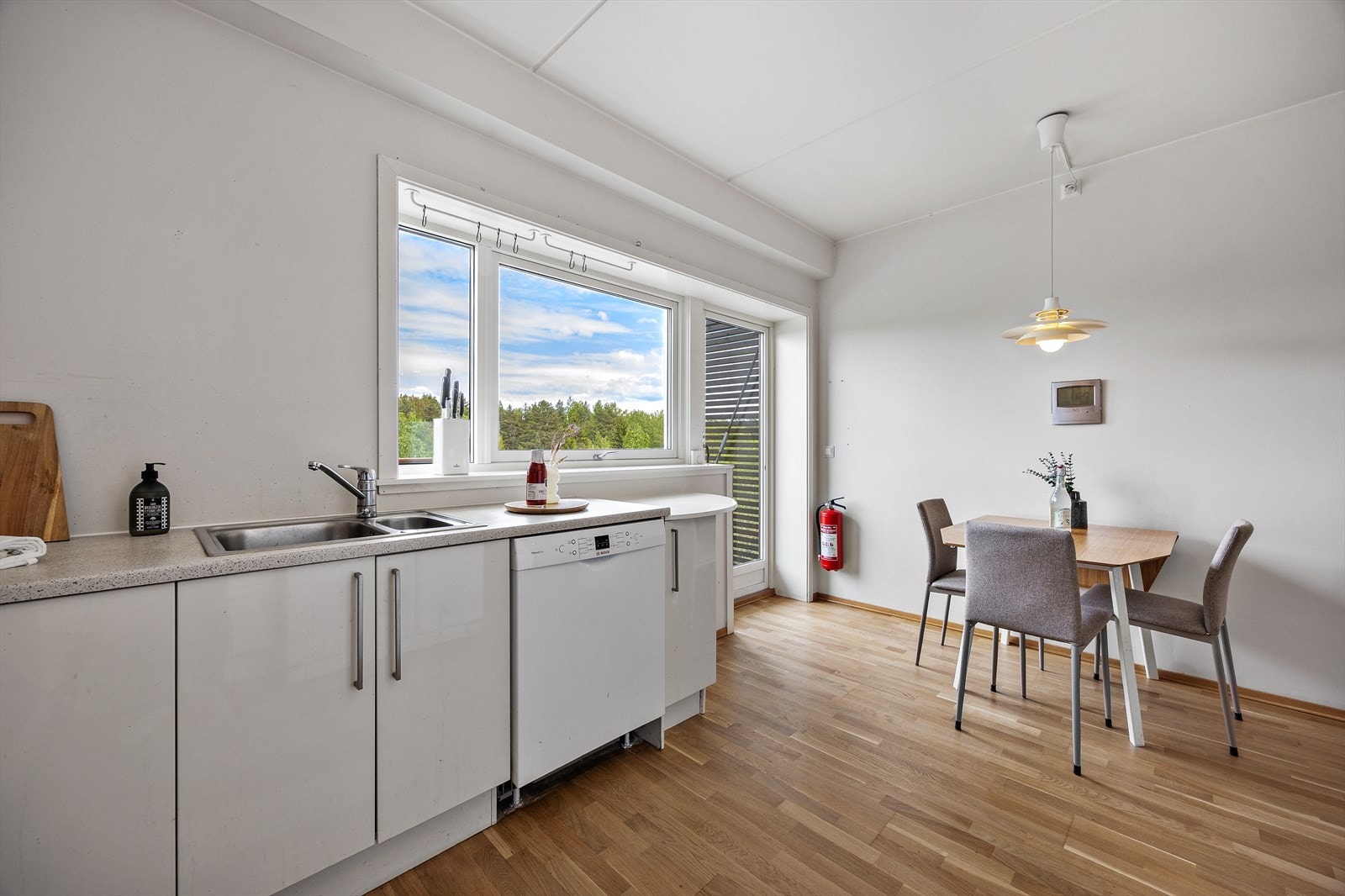 Kjøkkenet har plass til en spiseplass ved vinduet og utgang til den nordvendte balkongen. Galleribilde