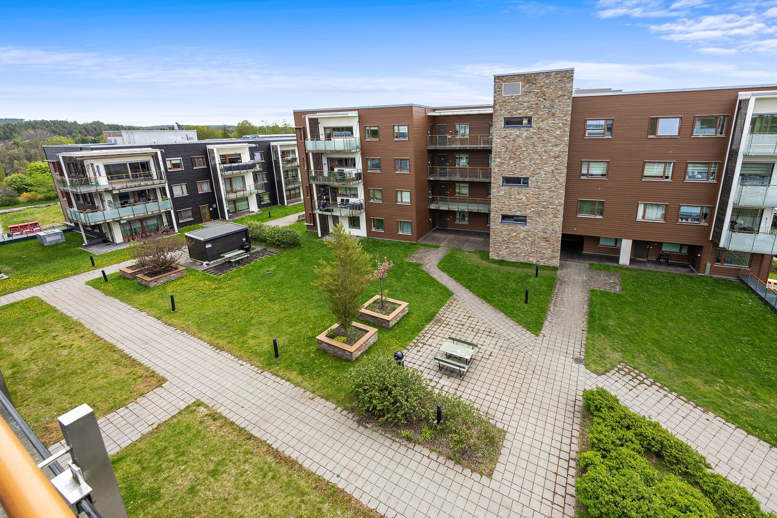 De bilfrie fellesområdene mellom byggene er pent opparbeidet og har flere lekeplasser. Galleribilde