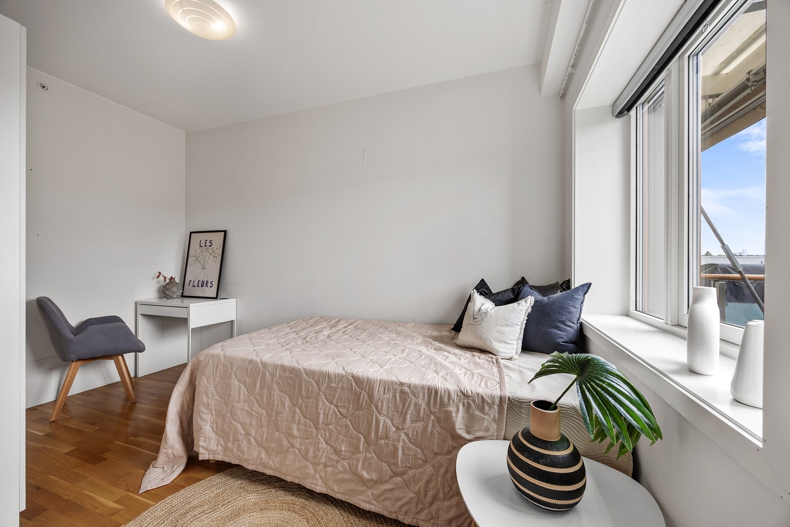 Leilighetens tredje soverom, med plass til seng og en liten arbeids- eller sitteplass. Galleribilde
