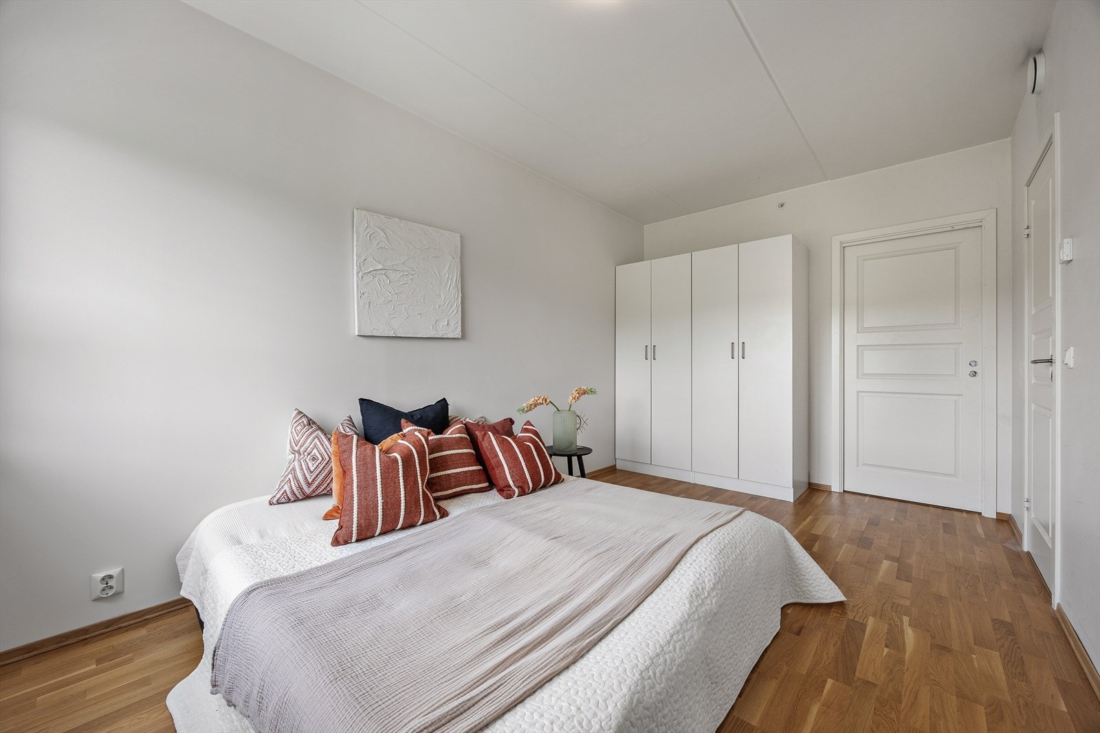 Hovedsoverommet har god plass til dobbeltseng og garderobeløsning. Galleribilde