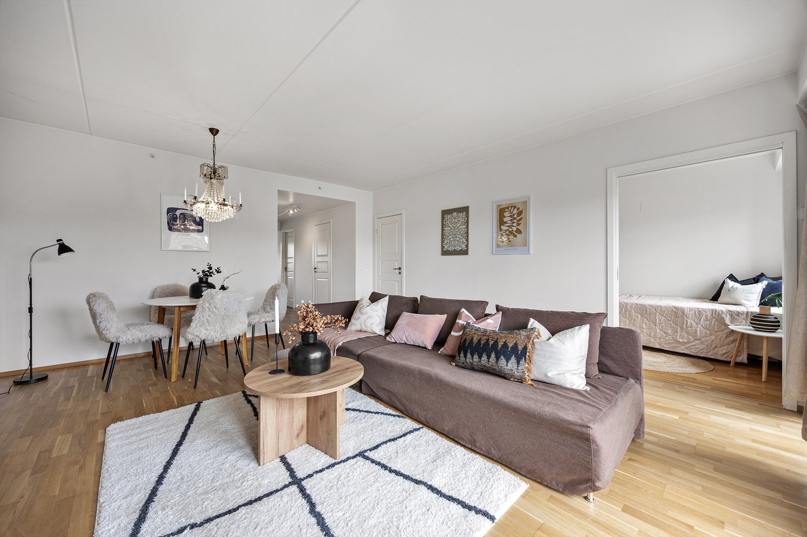 Rommet er enkelt å møblere og tilpasse etter egne behov, med flere soner for sosialt samvær. Galleribilde