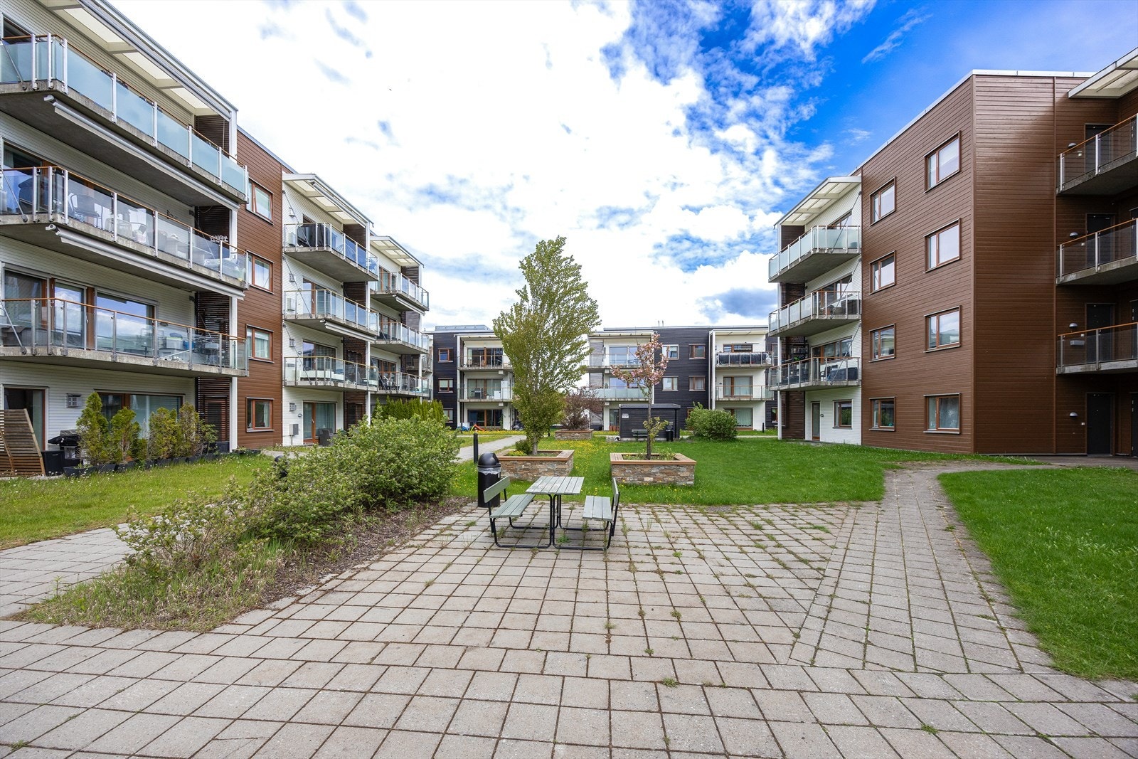 Sameiet har velholdte fellesarealer med grøntområder og sittegrupper. Galleribilde