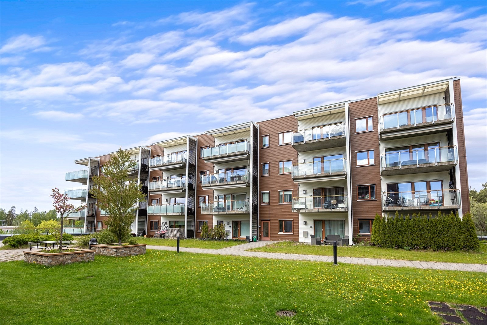 Moderne boligblokk fra 2013 med fasader i teglstein og pussede overflater. Galleribilde