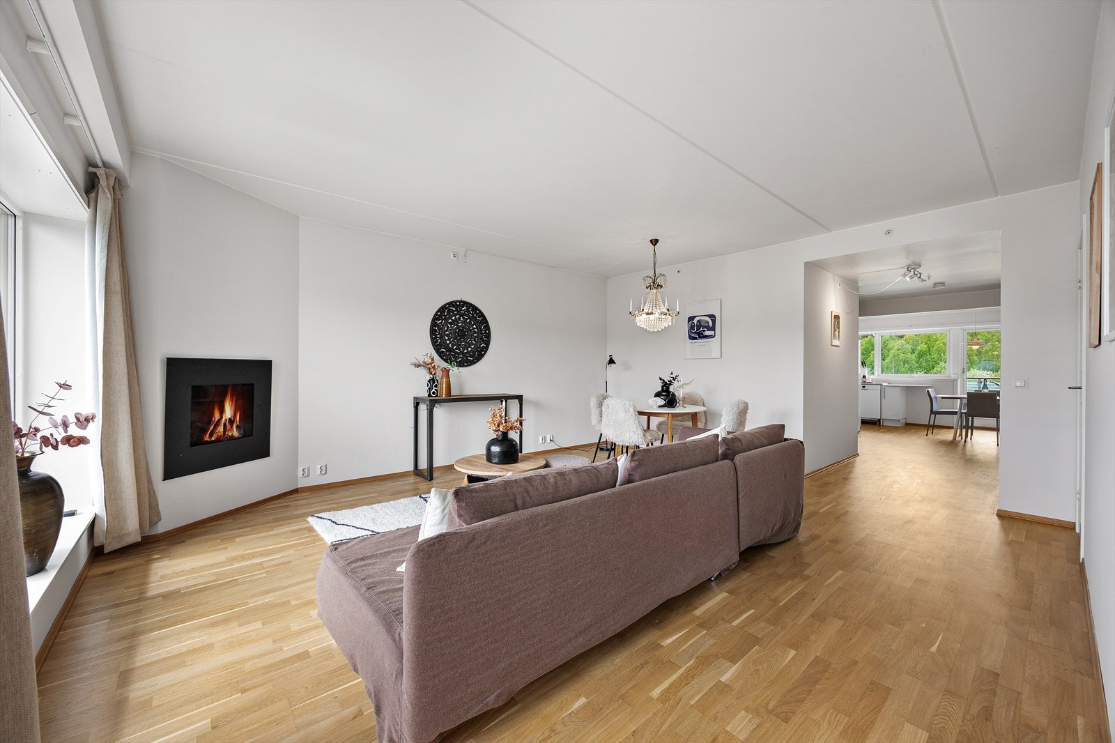 Stuen har god plass til både sofagruppe og spisebord, med en åpen og sosial forbindelse mot kjøkkenet. Galleribilde