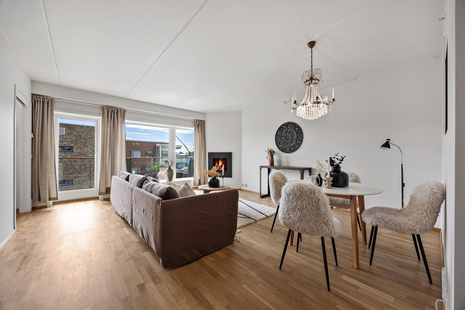 Store vindusflater slipper rikelig med naturlig lys. Galleribilde