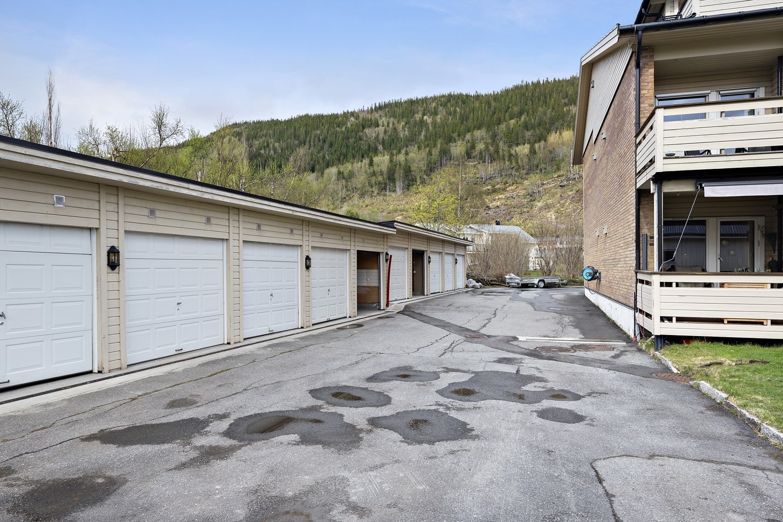 Hver leilighet har sin egen garasje. Galleribilde