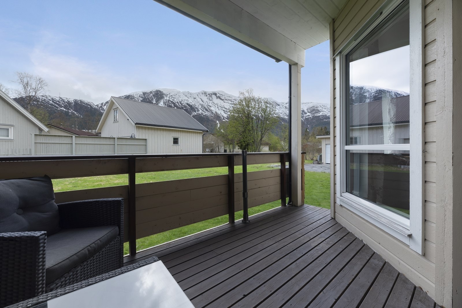 Terrassen har gode solforhold, ligger sørvestvendt. Galleribilde