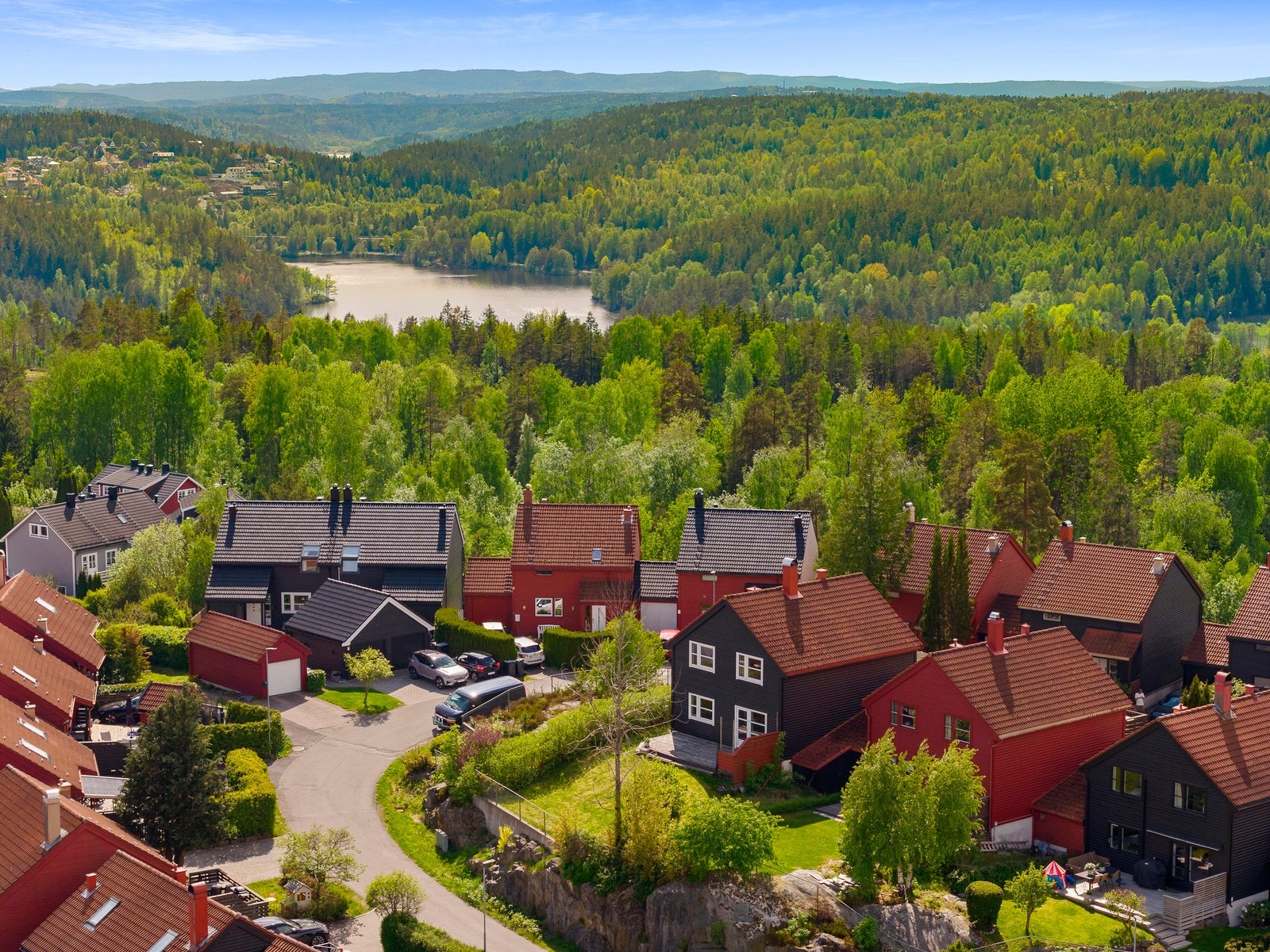 Området byr på gode tur- og fritidsmuligheter med lysløype, idrettsanlegg og flotte grøntområder. Galleribilde