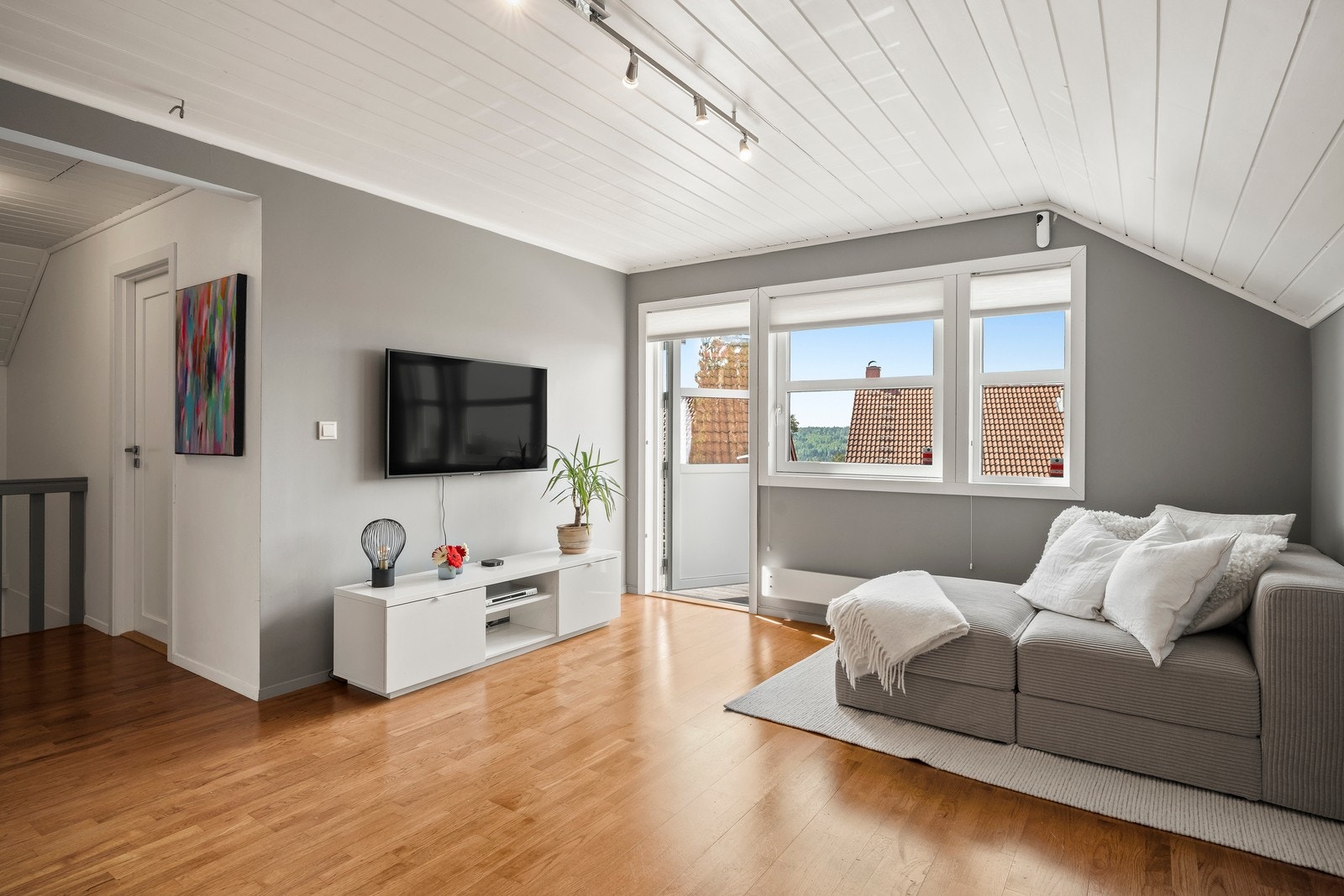 Loftstuen kommer godt med når barna har venner på besøk. Her har man plass til en stor sittegruppe og tv-møblement. Galleribilde