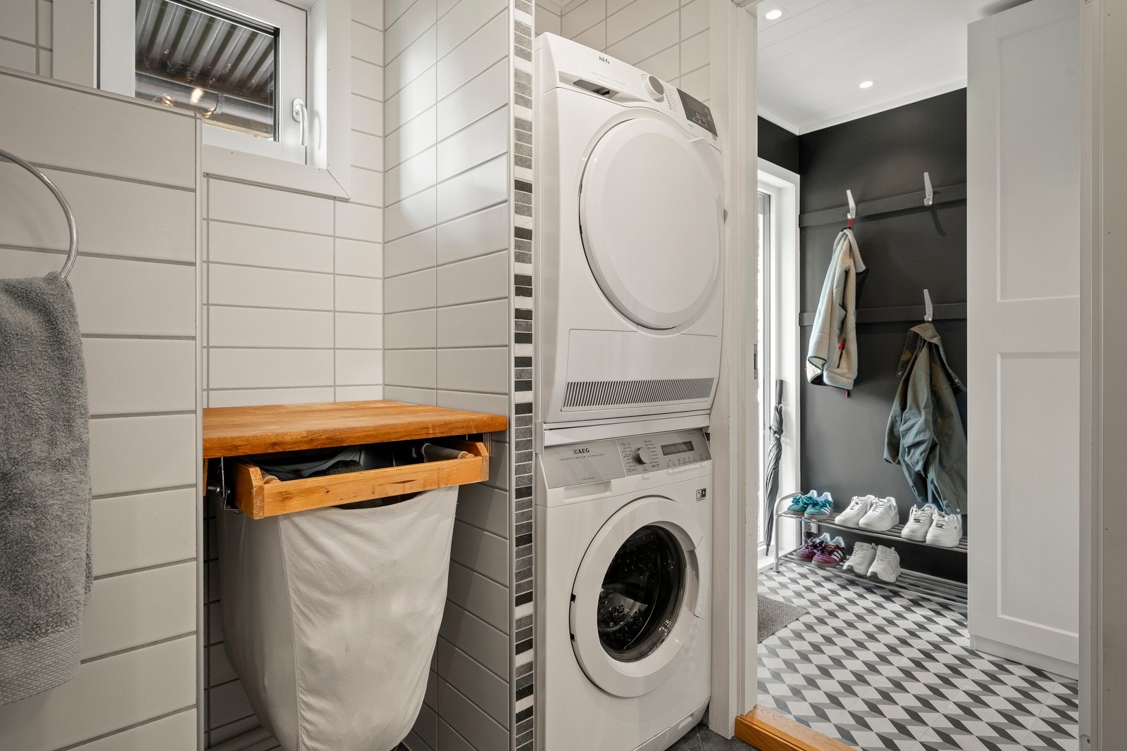 Badet i 1.etasje har opplegg og plass til både vaskemaskin og tørketrommel. Dette gir en komfortabel og praktisk hverdag for hele familien. Galleribilde