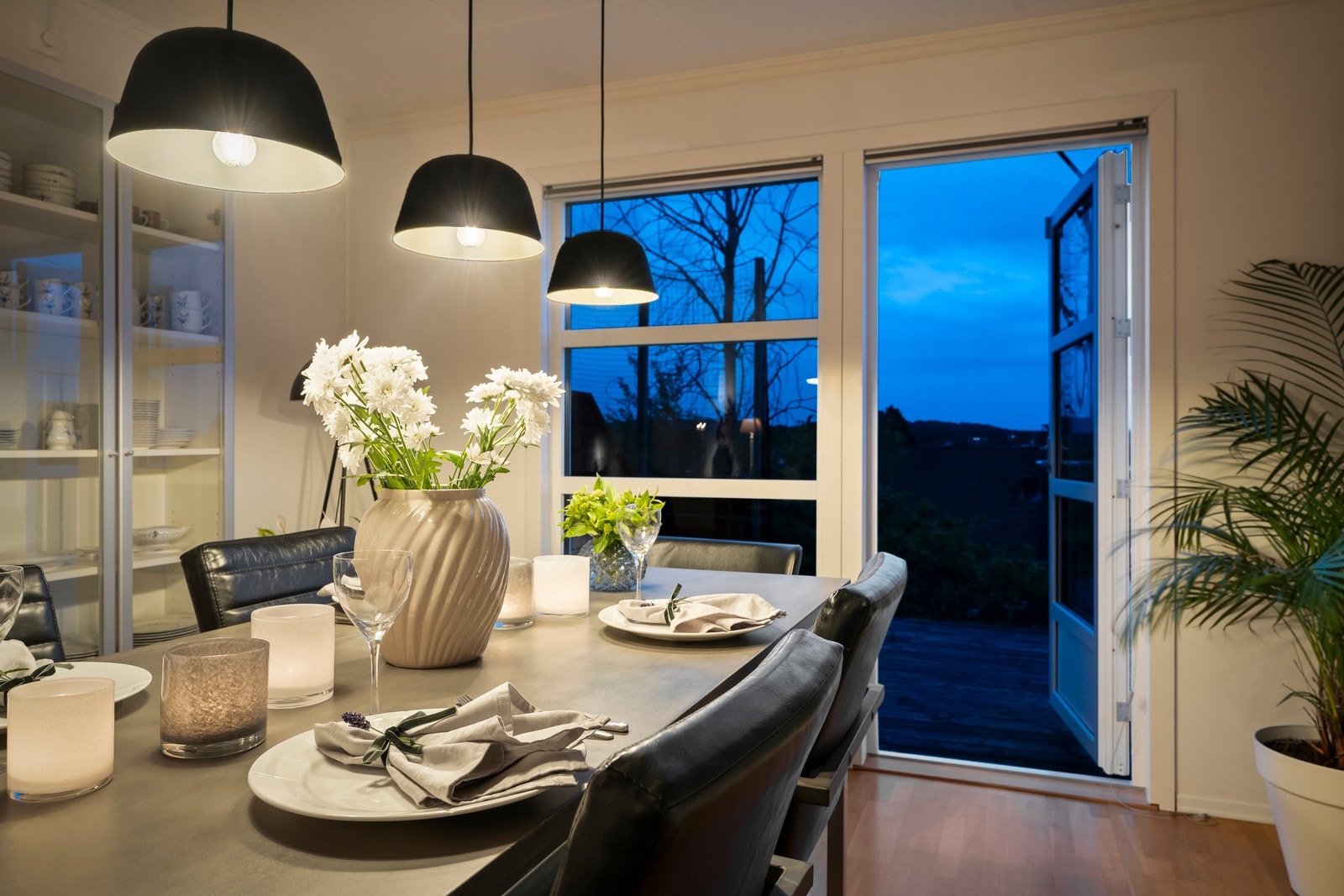 Fra spisestuen kommer man ut til en terrasse som videre fører ut til hagen. Galleribilde